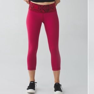 Lululemon Wunder Under Crop III *Reversible
Cranberry / Alarming Sz 4
